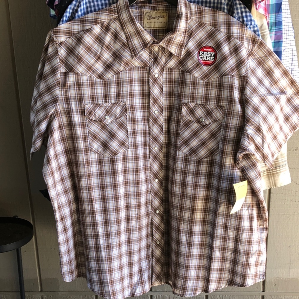Wrangler Brown and White Plaid Short-Sleeve Button-Down Shirt